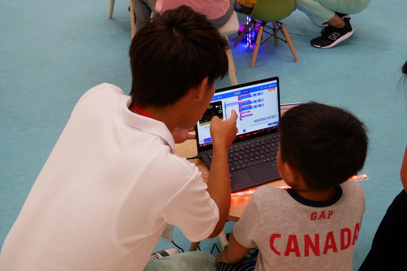インストラークターがPCの使い方やプログラミングの方法を説明。このイベントで初めてPCを触る子供も多く、最初はPCになかなか手が伸びない姿も見られた