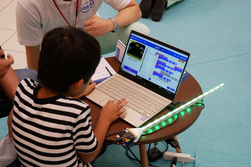 多くの子供が、短時間でPCの操作にも慣れ、率先してキーボードやタッチパッドを操作してプログラミングを楽しんでいた