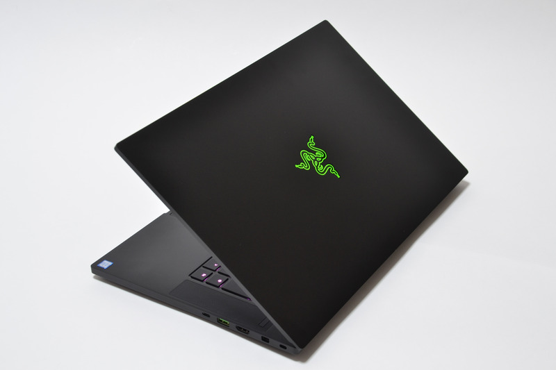 天面はロゴがある以外、完全にフラットかつ黒単色