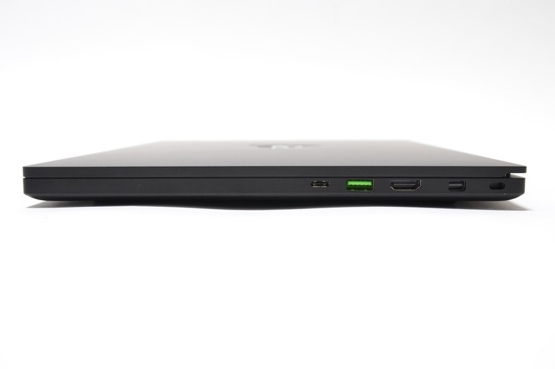 右側面はThunderbolt 3(USB Type-C)、USB、HDMI、Mini DisplayPort