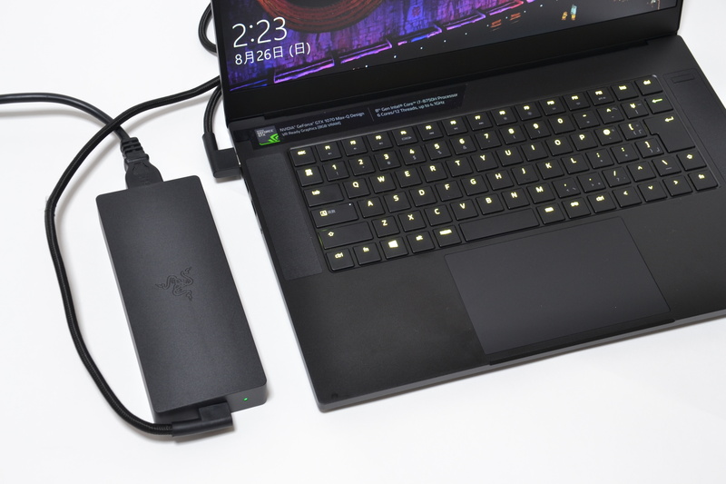 ACアダプタは230W出力でそれなりに大きい