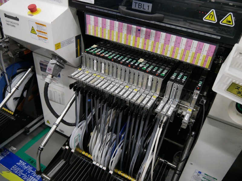 基板に装填する部品が収納されたカセット