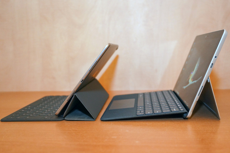 AppleのSmart Keyboardは床にぺったりついているが、Surface Goはキーボードに角度がついている