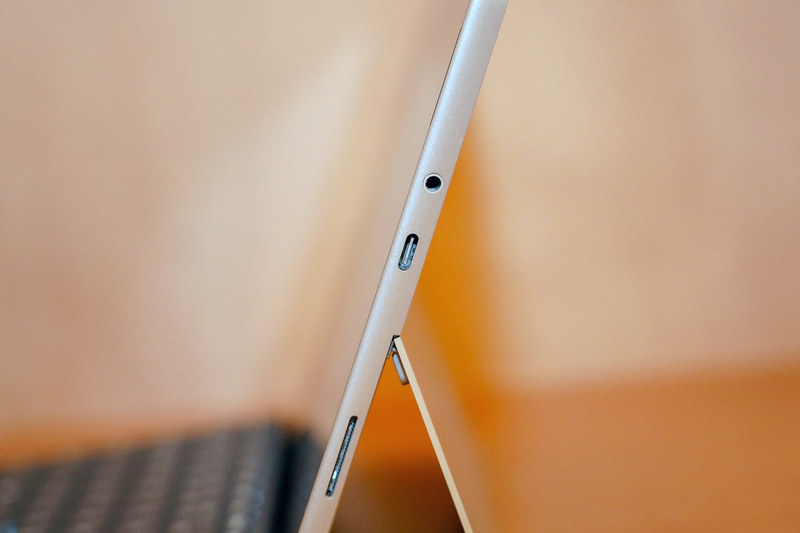 Surface Goの端子部分、下からSurface Connect、USB Type-C、ヘッドフォン端子