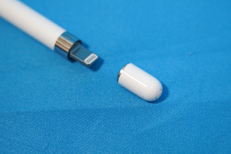 Apple Pencilは蓋を取り外してLightning端子に挿して充電。本体とのペアリングもこれで行なう。蓋がなくなりそうなのが玉に瑕