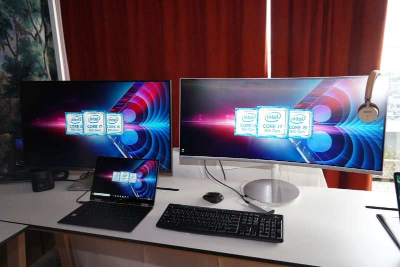 USB Type-Cを利用して2画面に出力し、本体と併せて3画面表示しているところ