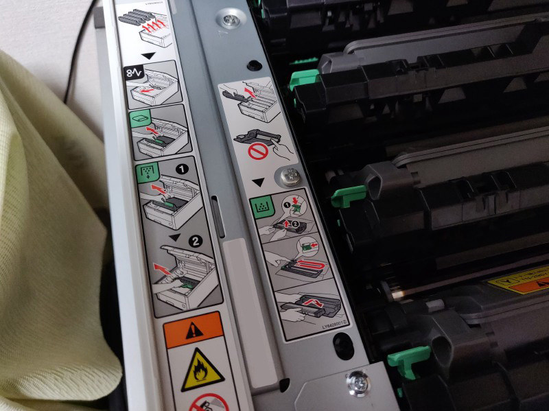 ご丁寧にも開けたところにメンテナンスの図解が。説明書いらずですな