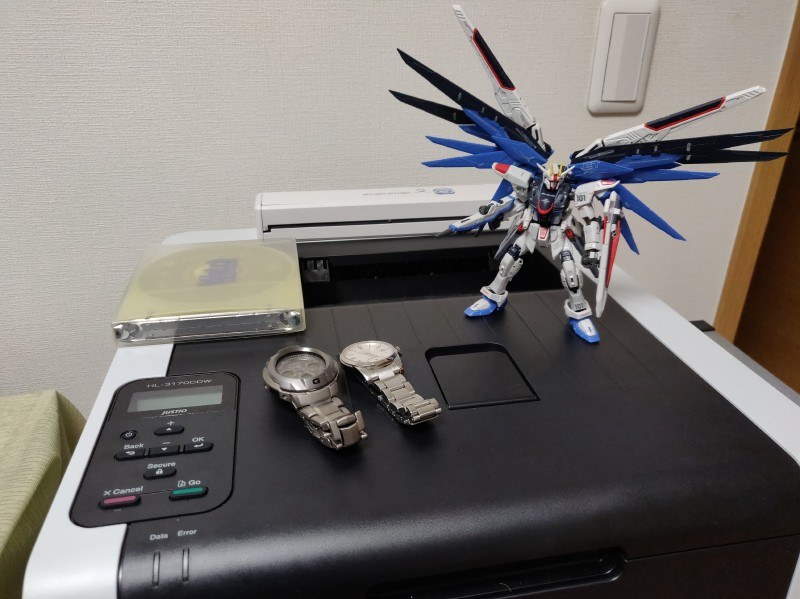 紙排出部を除く上部はフラットなので、使わないときは小物も問題なく置けますな