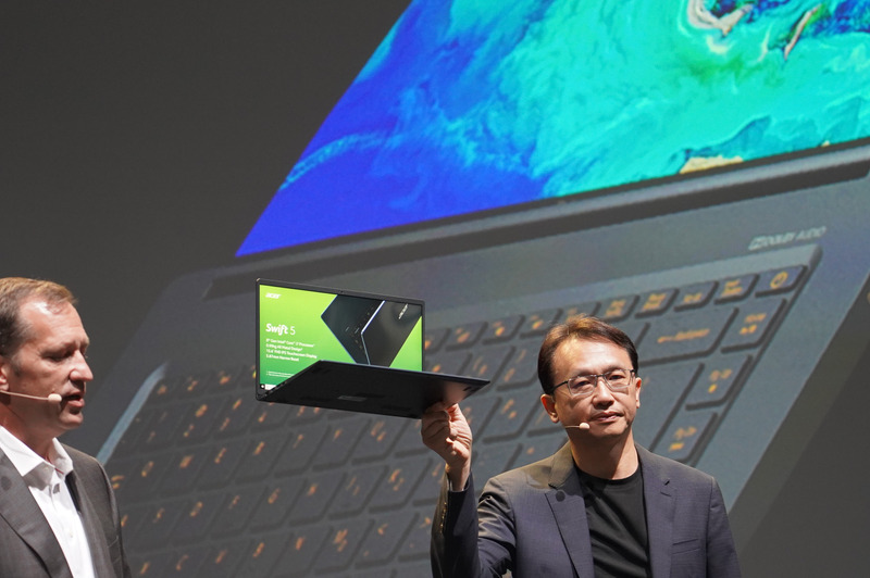 IFAの会場で行なわれた記者会見でSwift 5を紹介する、Acerのジェーソン・チャン社長