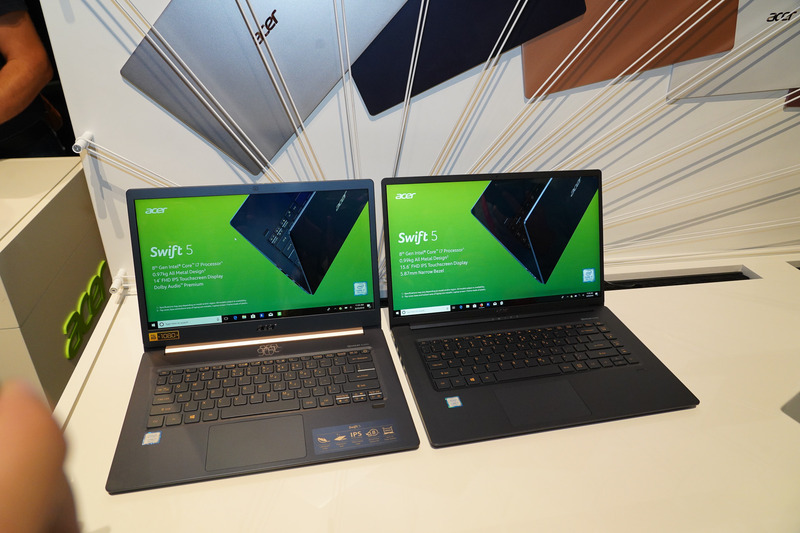 Swift5の新旧モデルの比較、左側が旧モデル(14型)、右側が新モデル(15.6)型。新モデルが液晶が大きくなっているのに、小さくなっていることがわかる
