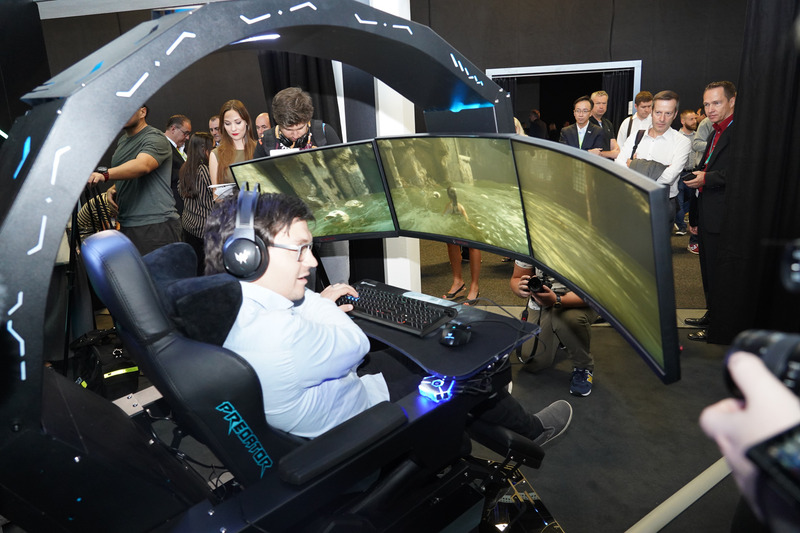 ディスプレイは3枚の27型ゲーミングディスプレイが採用されている