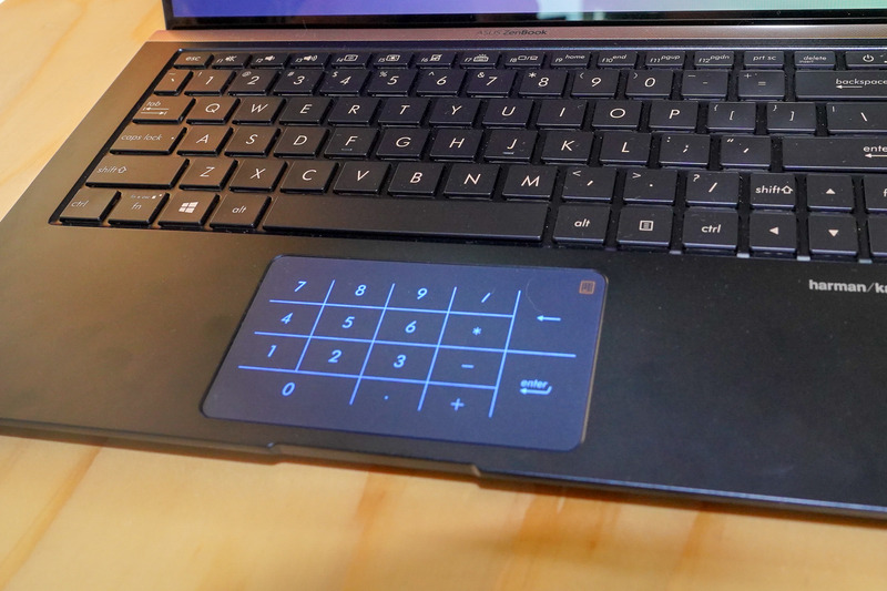 テンキー機能がオンになっているタッチパッド、左上のタッチボタンでオン/オフを切り替えることができる