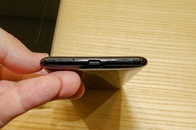 下部、USB Type-C端子がある