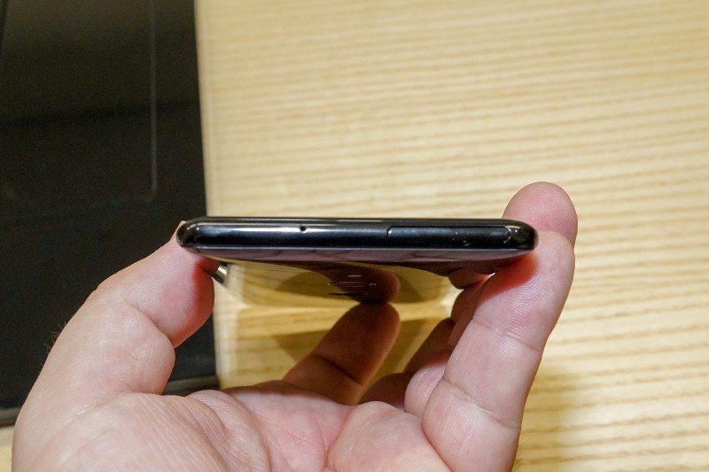 上部、SIMカード/microSDカード用トレイがある。ピンがなくても開けられる仕様は素晴らしい