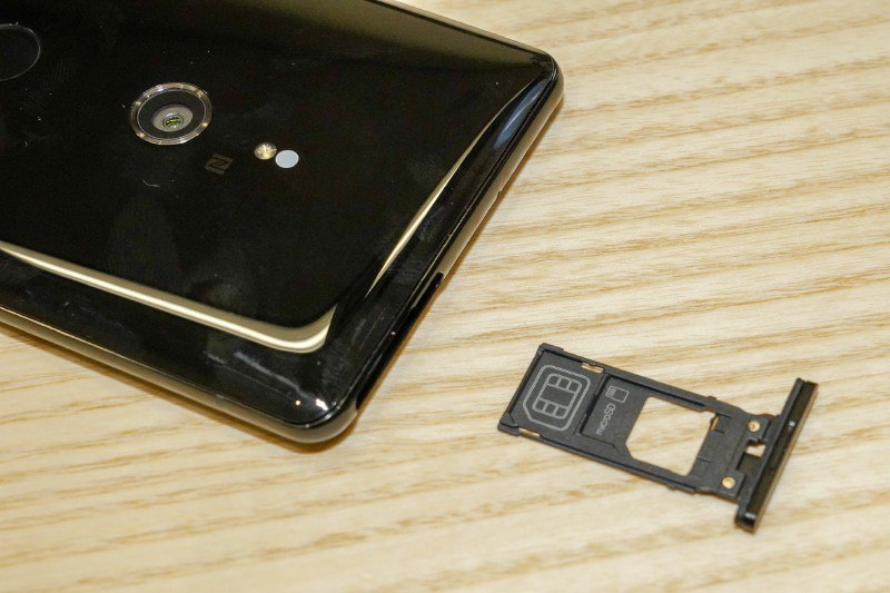 SIMカードトレイ