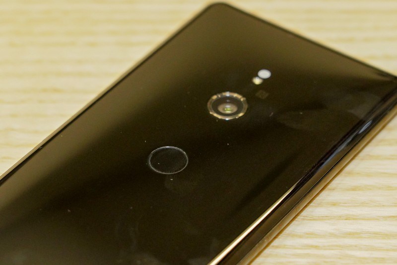 背面からと指紋センサー