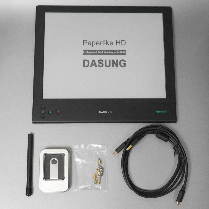 付属品。スティック状のスタンド、設定用USBメモリ、VESAマウント装着用のねじ、ケーブルが同梱される