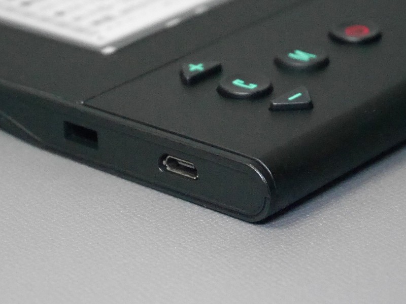 左側面にはUSB Micro Bコネクタがある。補助給電用のようだが、筆者環境では使用時に画像の乱れが発生した