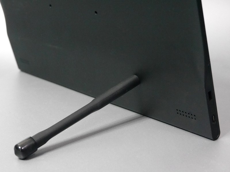 スティック状のスタンドをねじ込んで取りつけられるが、強度的には疑問符がつく構造ゆえ、積極的な利用はおすすめしない