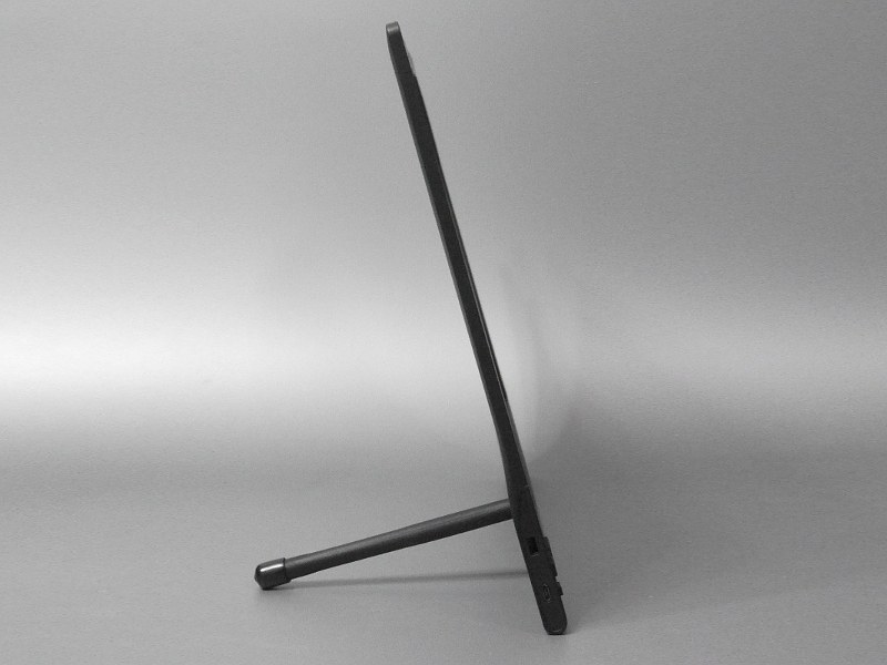 スタンドを取りつけた状態を横から見たところ。角度の変更はできない。ちなみに本体は縦置きにも対応する