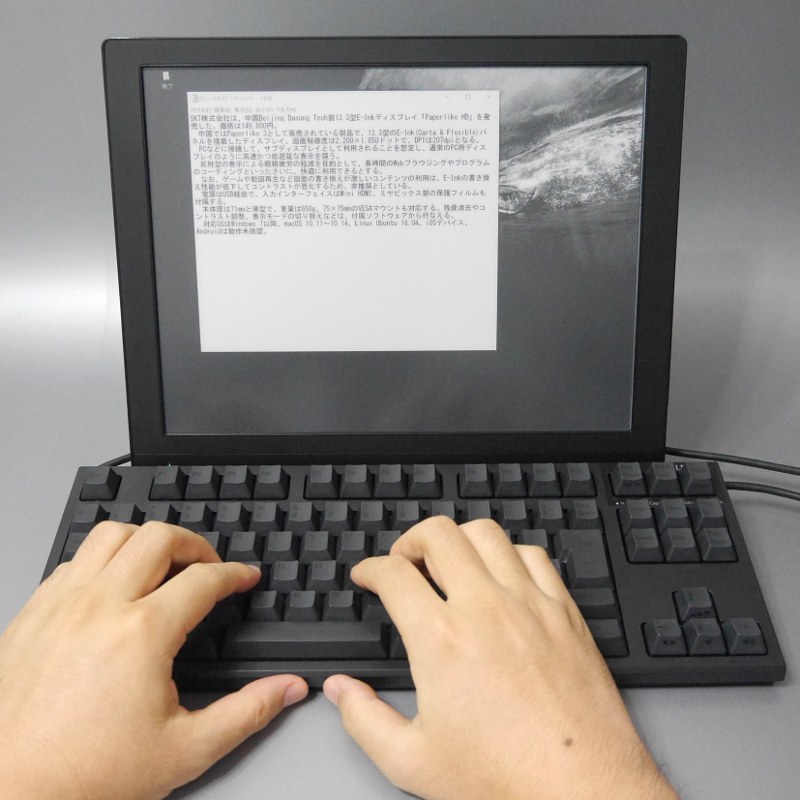 キーボード(REALFORCE R2)を組み合わせ、モノ書き用途に特化した環境を構築した状態。組み合わせるPCの性能が高いほどレスポンスは向上する