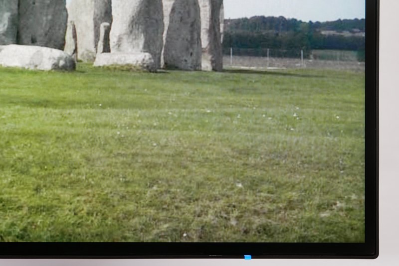 LCD-MQ271EPB-Fは上下左右の4辺がフレームレス仕様となっており、27型ながらコンパクトサイズを実現