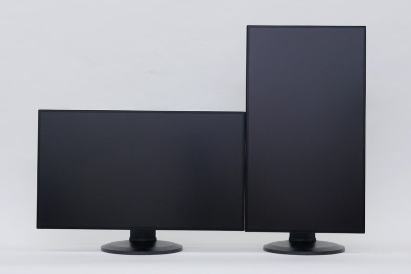 ピボットとマルチディスプレイを組み合わせ、こういった設置も可能