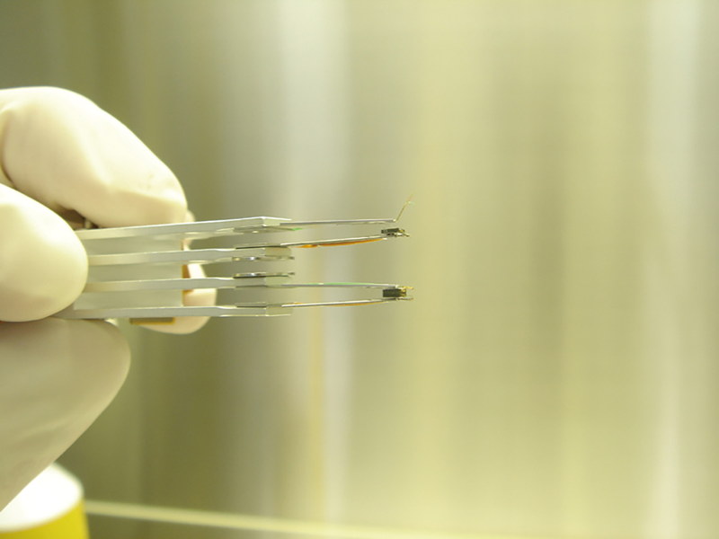 HDD内部のプラッタの読み書きに利用されるヘッドが剥離した例。上のヘッドが剥離している