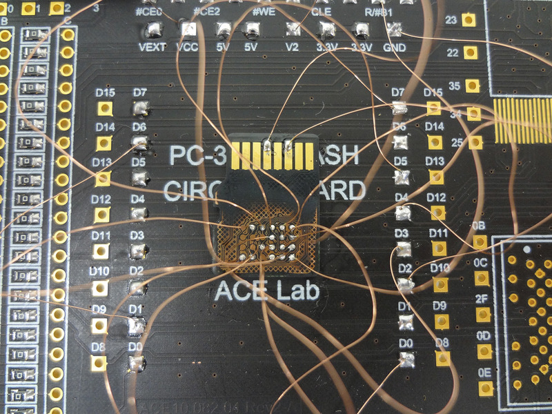 microSDカードの端子に直接ワイヤリングを施し、データの復旧を試みている