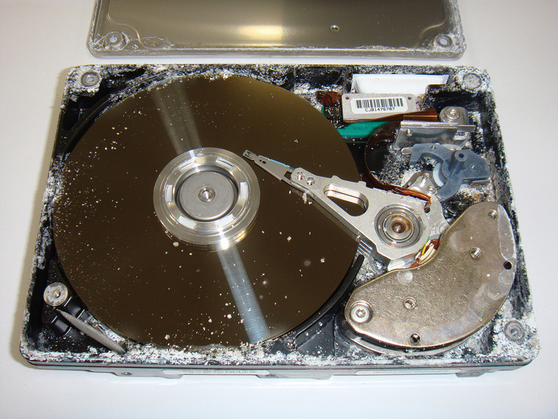 津波によって水没したHDDの分解写真。内部に海水が入り込んだだけでなく結晶化している