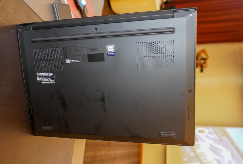 ほかのThinkPad X1シリーズと同じように底面を外すだけで内部へアクセスできる