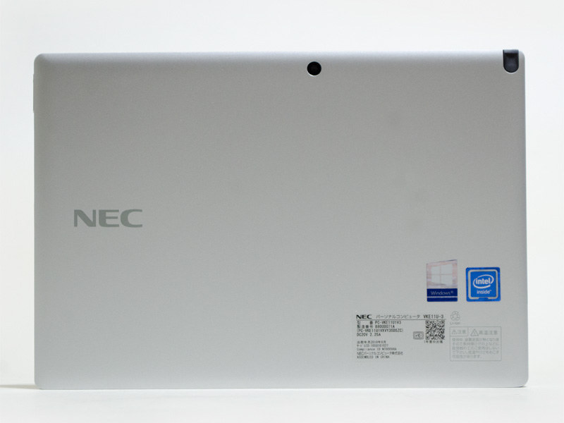 背面。中央上に500万画素背面カメラ、右上にペン収納/充電スペース