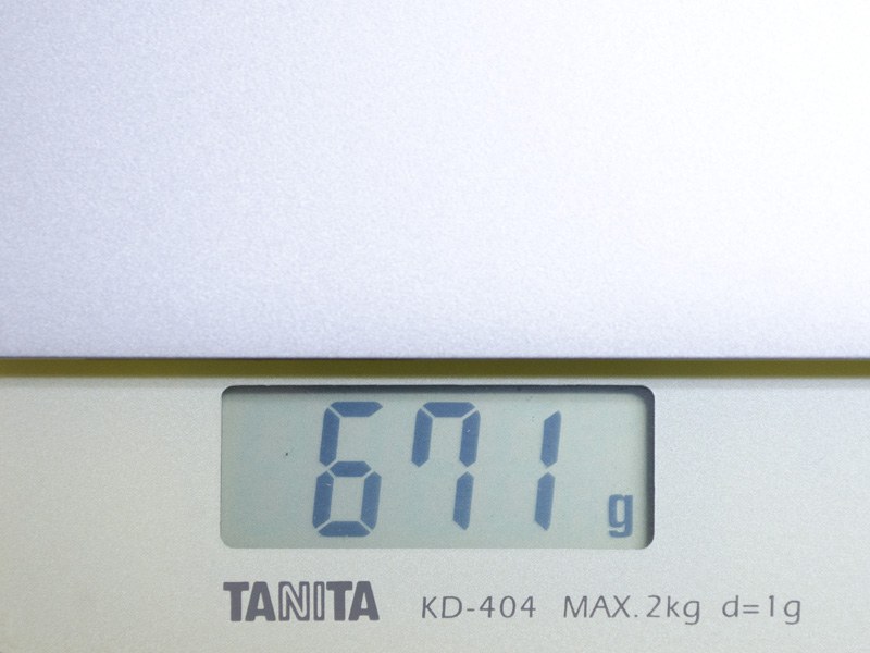 重量(本体)は実測で671g