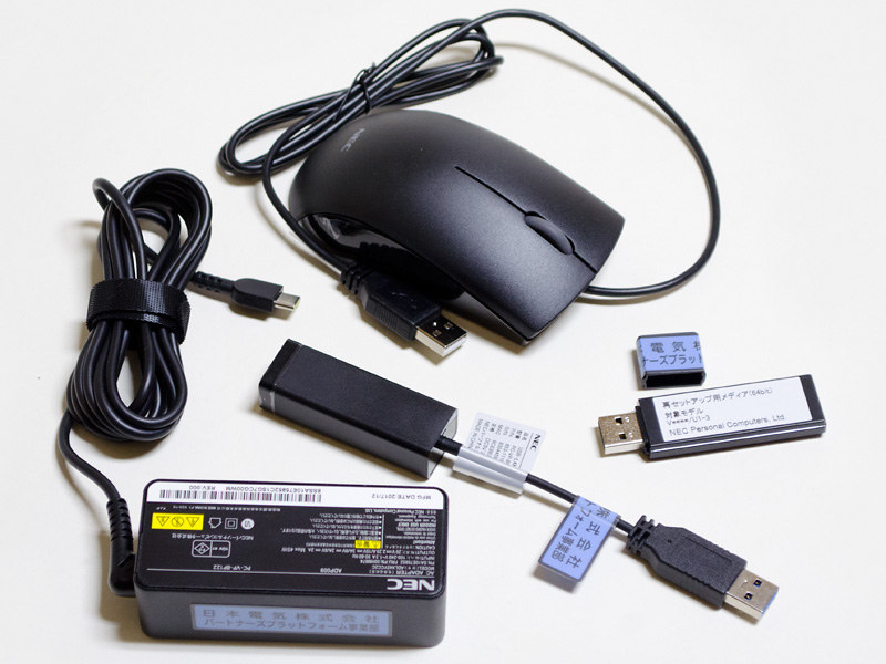 付属のACアダプタなど。Type-C出力のACアダプタはサイズ約90×39×28mm(幅×奥行き×高さ)、重量172g、出力20V/2.25A, 15V/3A, 9V/2A, 5V/2A、マウス、USB接続Ethernetアダプタ、再セットアップ用USBメモリ
