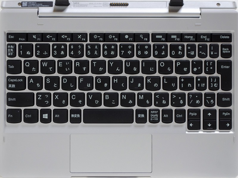 キーボードドックはテンキーなしのアイソレーションタイプ85キー。タッチパッドは1枚プレート型。上部に本体接続用のコネクタ