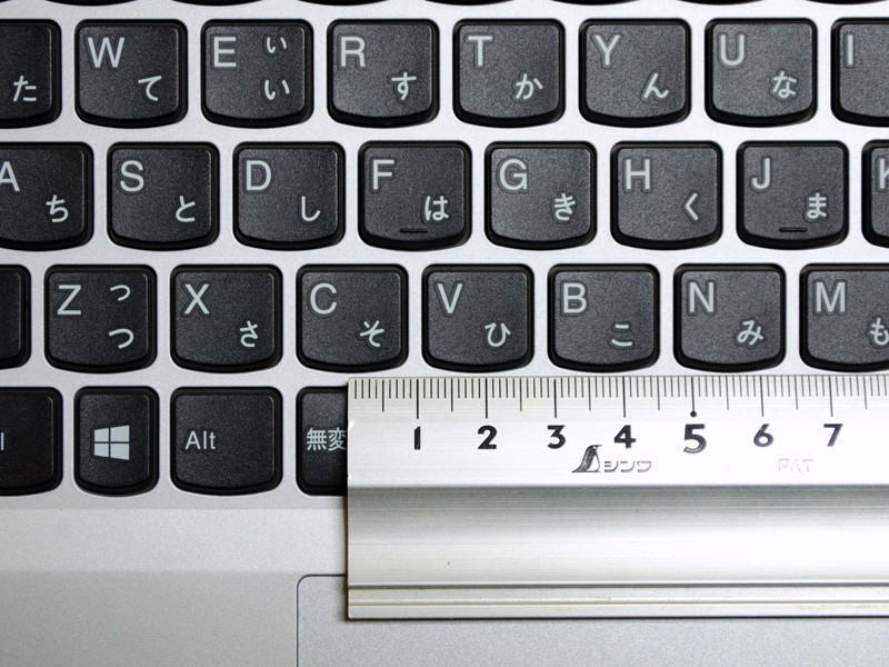 キーピッチは実測で約18.5mm。仕様上のキーストローク1.8mm