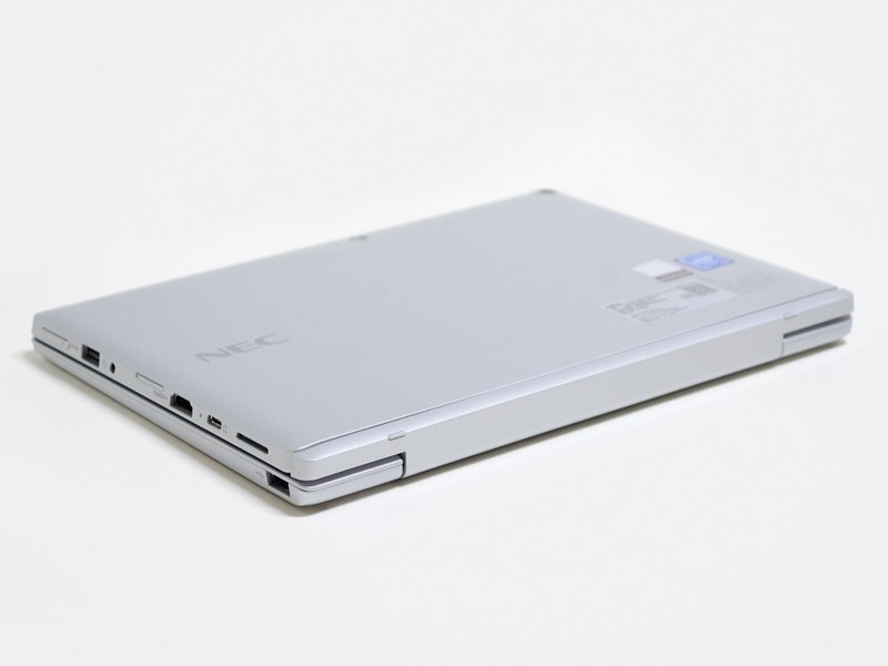 閉じたところ。結構厚みがあるのは仕方ないところ