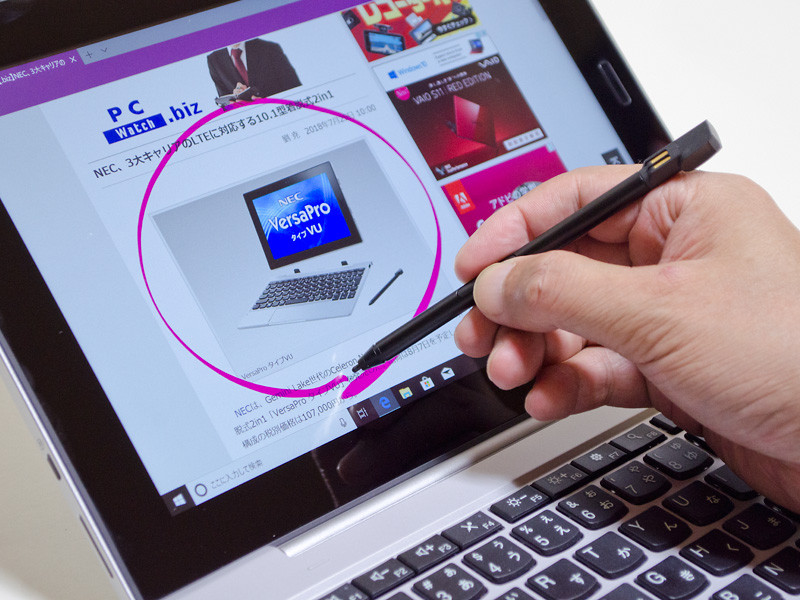 アクティブペン使用中。ペンが細いので若干使いにくいものの、反応自体はスムーズ。ペンの上側に充電用の電極がある