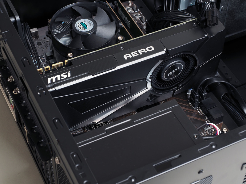 後部にファンを置くリファレンスデザイン準拠のGeForce GTX 1070 Ti搭載ビデオカード