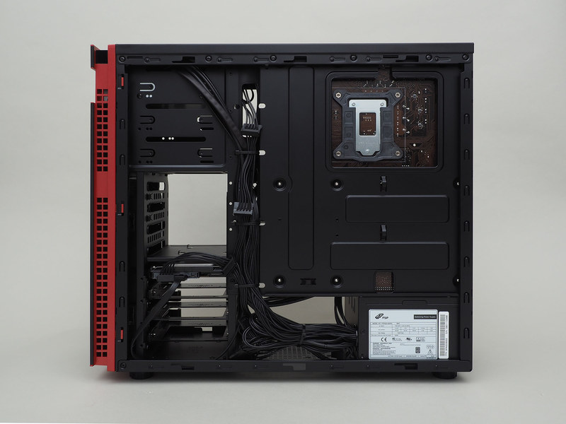 裏面配線というわけではないが、マネジメント用のスペースがあり、ここにケーブルを這わせることで表面の露出を抑えている