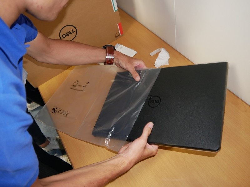 最後にテーブルトレーナーがPCを梱包