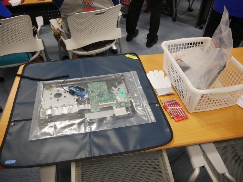 テーブルに用意された組み立てる部品