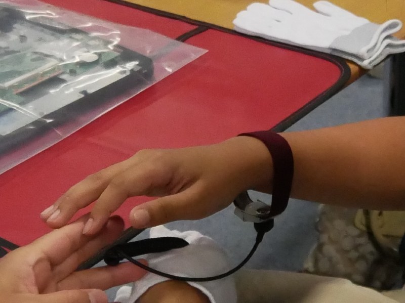 最初にアースバンドを手に取り付ける