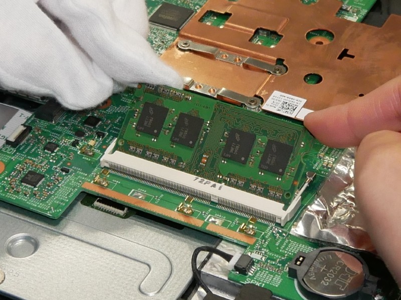 続いてメモリを差し込む作業