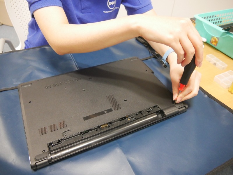 9個のネジを使ってバックカバーを固定する