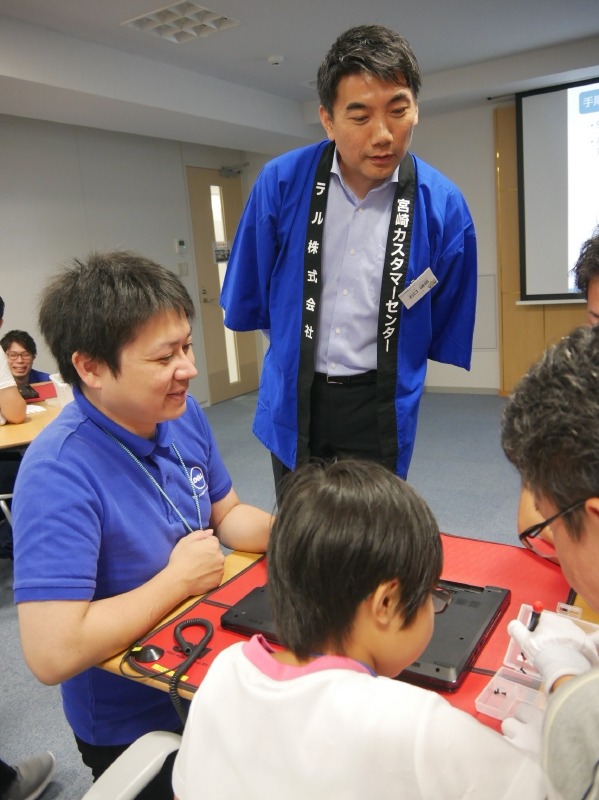 石口センター長も作業の様子を見守る