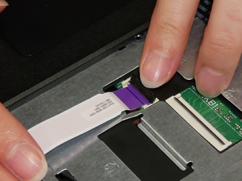 光学ドライブケーブルをコネクタに差し込む