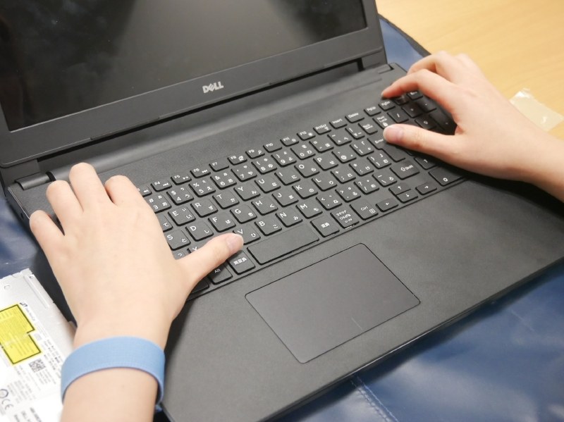 キーボードをはめ込んで固定する