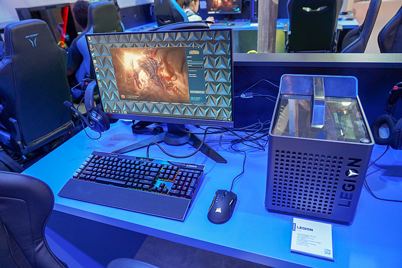 Legion Y730、15型(左)と17型(右)がラインナップされている