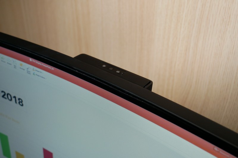 カメラユニットはポップアップ式で、使わないときは収納できる